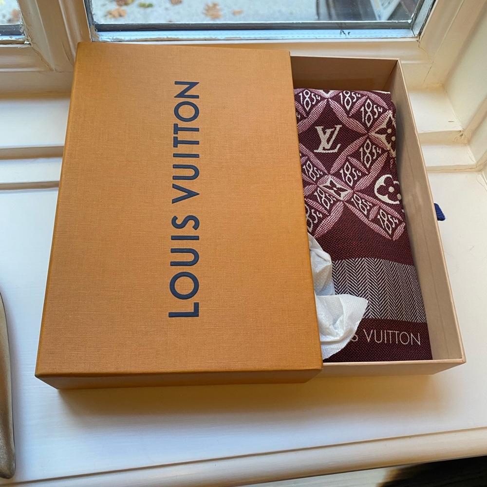 Louis Vuitton Neck scarf